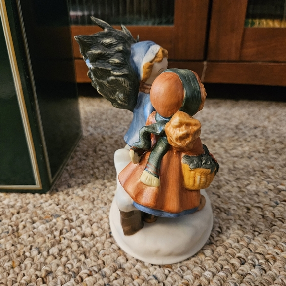 Avon Christmas Memories Series 1981 Porcelain Figurine - Picture 5 of 6